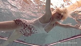 Blonde babe Okuneva shaved twat underwater swimming