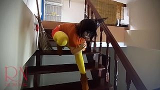 HALLOWEEN 2021 SCOOBY DOO, Velma Dinkley Yellow pantyhose Performing in cougar house at stairway. Regina Noir
