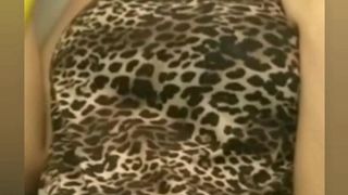 Junges Girl mit Leoparden Shirt