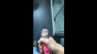 Dong Flash Spunk : Je sors ma grosse queue pendant que ma voisine salope de 18 ans prend sa douche