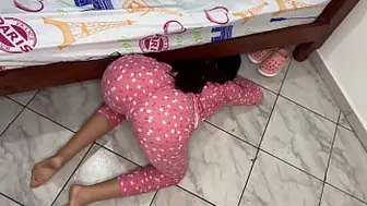 Stunning Stepdaughter Looking Under the Bed Exposes her Giant Butt to the View of her Perverted Stepfather