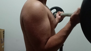 Training In Gym Muscular Hubby Training Bíceps