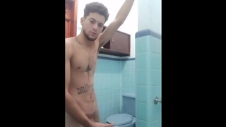 ME MASTURBO EN EL BAÑO DE MI VECINA Y ENTRA SIN AVISAR????