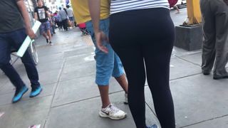 SELLER WITH BIG ASS IN LEGGINS