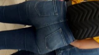 Candid Youngster pawg in Jeans